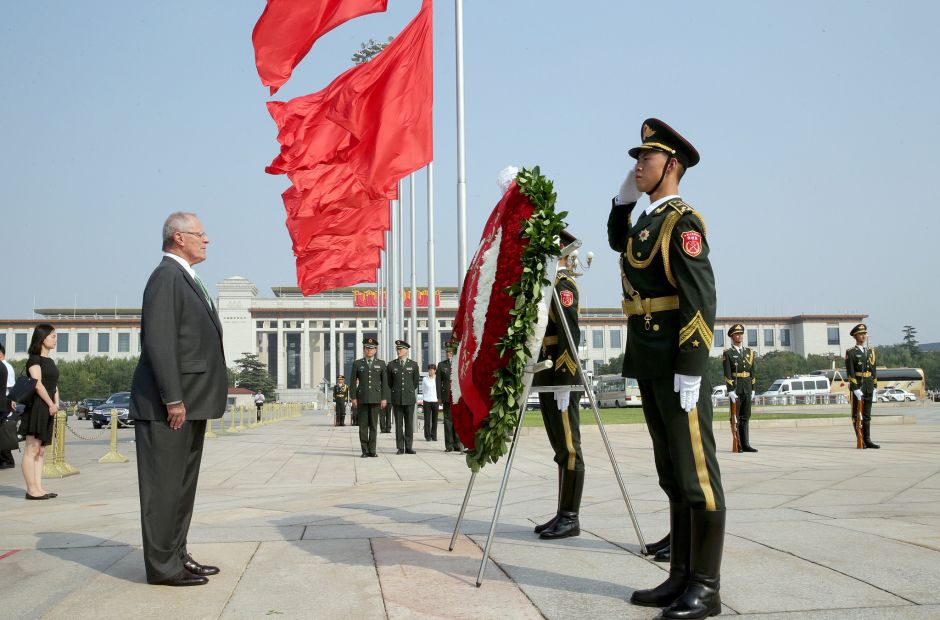Mandatario colocó ofrenda floral en el Monumento a los Héroes en la Plaza Tiananmen de Beijing / Foto: Presidencia