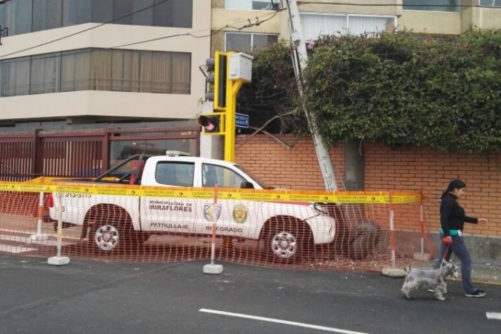 Miraflores: vehículo de patrullaje municipal impactó contra poste - América Televisión