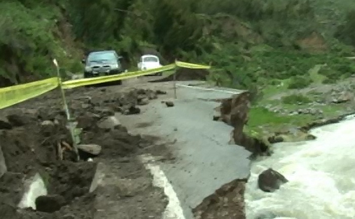 Derrumbe de cerro bloquea vía entre Pisco y Huancavelica - América Televisión