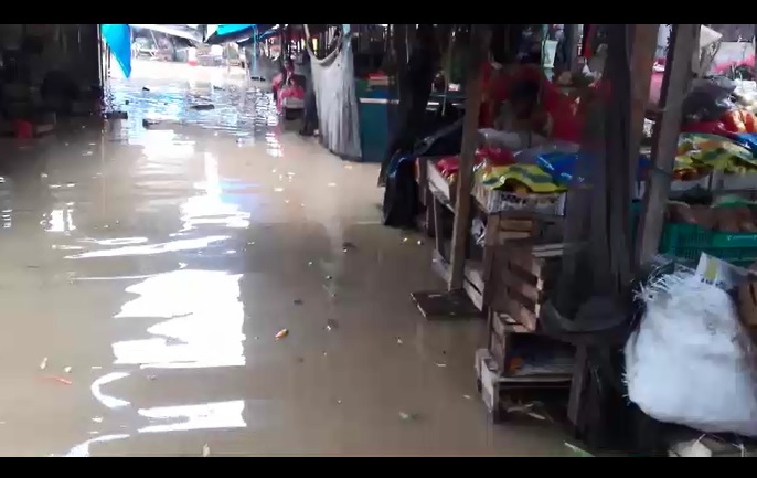 Tumbes: desborde del río Zarumilla inundó puestos de comerciantes - América Televisión