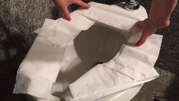 Las muchachas desnudas con la crema en el pecho