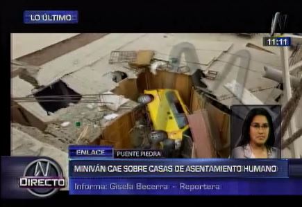 Minivan cayó sobre 2 casas de un asentamiento humano — Puente Piedra