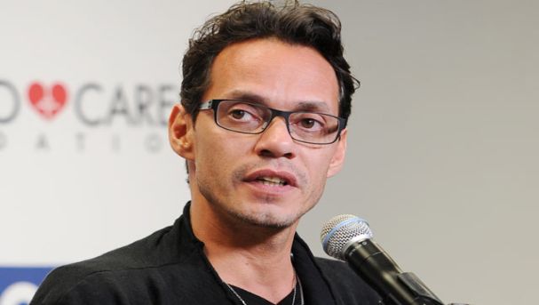 Marc Anthony comparte foto ligero de ropa en compañía de sexy modelo