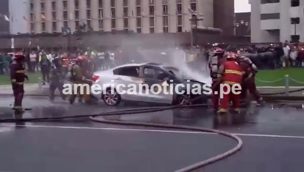 Incendio de auto causó alarma en el Cercado de Lima
