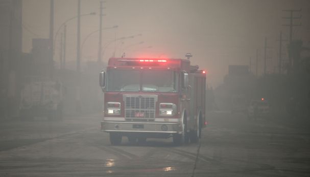 200 bomberos atienden la emergencia — Incendio en Callao