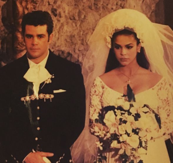 Bibi Gaytán reveló fotos inéditas de su boda con Eduardo Capetillo