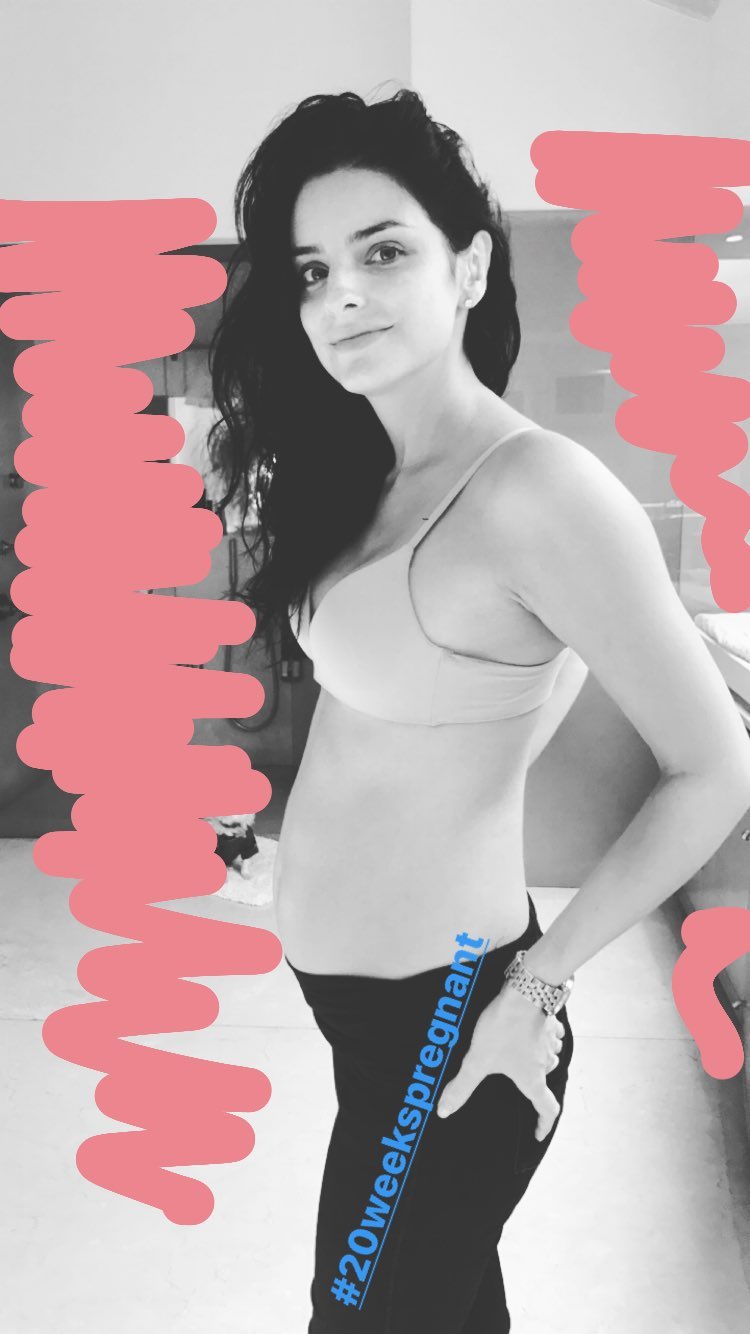 Aislinn Derbez muestra sus 20 semanas de embarazo