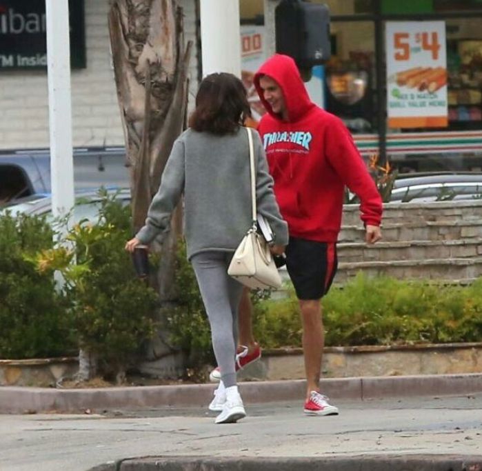 Selena Gómez y Justin Bieber paseando juntos