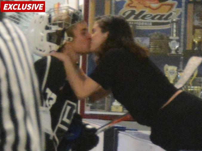 Selena Gómez y Justin Bieber besándose